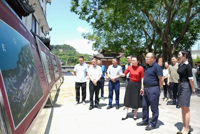 泸州市人民政府副市长任晓波莅临佳乐酒业调研(图1) 1.jpg
