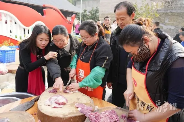 近50万人围观!这碗刨猪汤,合川没吃上,内江补起了!(图5) 人5.jpg