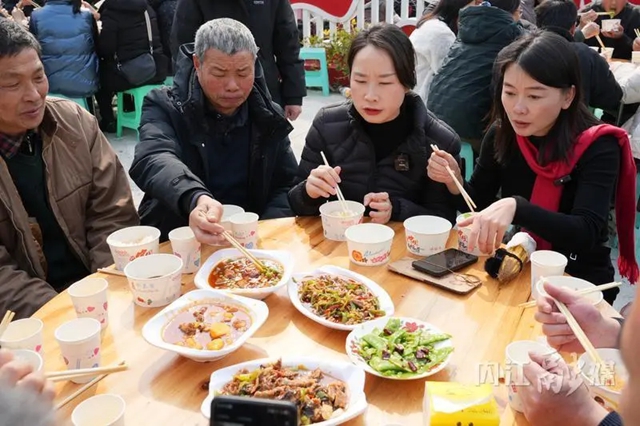 近50万人围观!这碗刨猪汤,合川没吃上,内江补起了!(图6) 人6.jpg