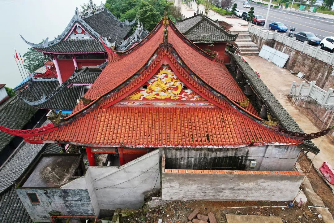 泸州也有一座建在悬崖上的“百年古寺”,你知道在哪里吗?